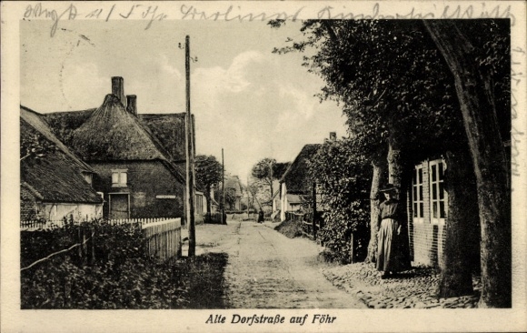 Ak Insel Föhr Nordfriesland, Alte Dorfstraße, ländliche Umgebung, alte Häuser, Person im Vordergr
