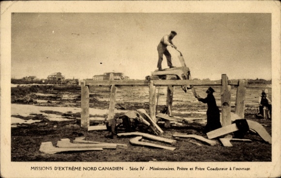 Postcard Missions d'Extreme Nord Canadien, Missionnaires, Pretre and Frere Coadjuteur a l'ouvrage