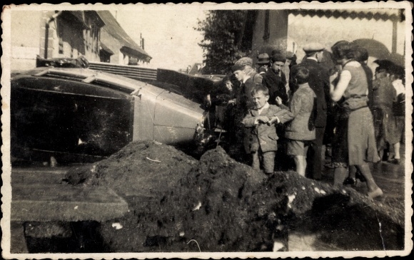 Photo Postcard car accident, overturned car, onlookers