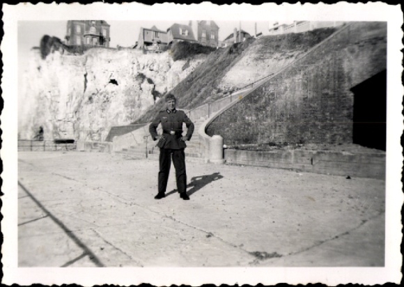 Foto Ault Somme, Soldat der deutschen Wehrmacht auf der Strandterrasse