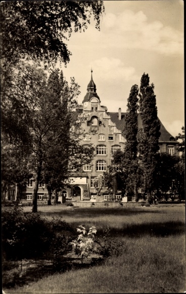 Postcard Riesa on the Elbe Saxony, Friedrich Ebert Platz with August Bebel School