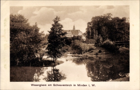 Ak Minden in Westfalen, Teichlandschaft, Gebäude im Hintergrund, Waldgebiet, schwarz-weiß Foto