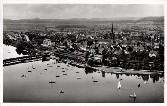 Ak Radolfzell am Bodensee, luchtfoto van Radolfzell, Bodenmeer, haven, zeilboten