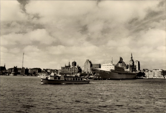 Ak Stralsund in Vorpommern, Teilansicht vom Hafen, Fährboot "De olle Stralsunner", Wohnschiff "Fr