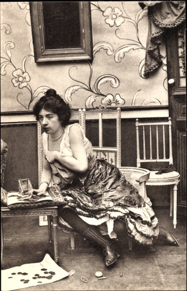 Postcard Parisiennes fin de siècle, woman in underwear, stockings, shoes, chairs
