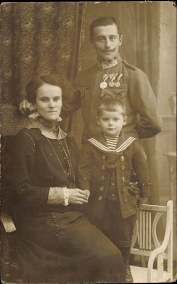 Foto Ak Portrait Kind in Seemannsuniform, Vater dekorierter kaiserlicher Soldat mit Frau