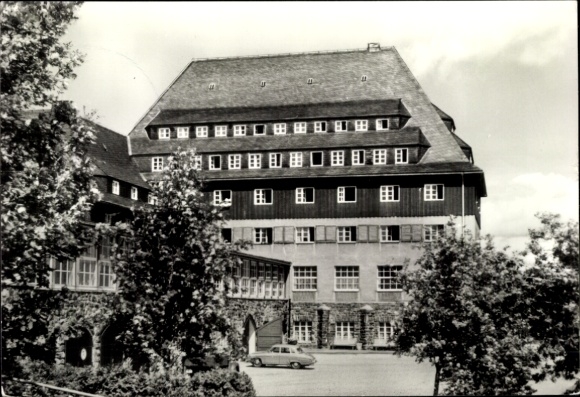Ak Altenberg im Erzgebirge, Sanatorium Raupennest, Erzgebirge,  Gebäude, Bäume im Vordergrund
