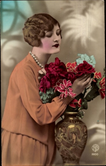 Postcard portrait of a young woman, bouquet of flowers, vase of flowers