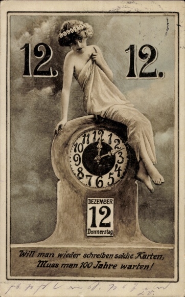 Ak 12.12.12, 12 Uhr 12, 12. Dezember 1912, Frau auf einer Uhr sitzend