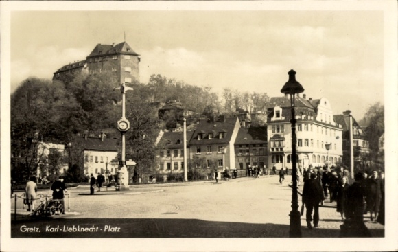 Ak Greiz im Vogtland Thüringen, Karl-Liebknecht-Platz,  Gebäude, hohe Blumenuhr, Personen auf Str