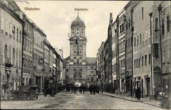 Ak Vilshofen an der Donau Kreis Passau, Partie am Stadtplatz, Passanten