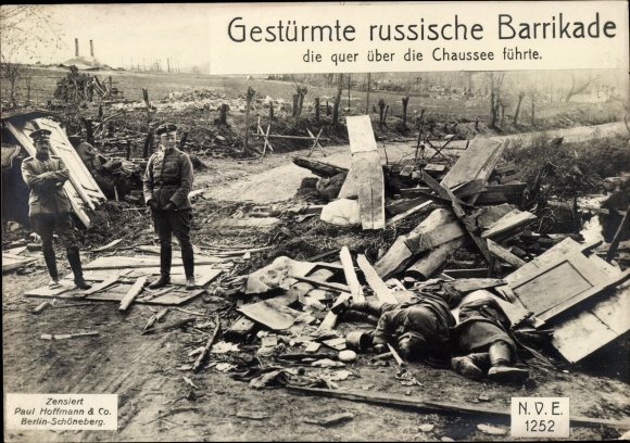 Giant Postcard German soldiers, I. WW, stormed Russian barricade