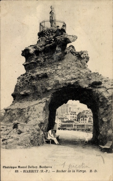 Ansichtkaart Biarritz Pyrénées Atlantiques, rots met standbeeld, strand, uit Frankrijk
