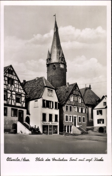 Postcard Ottweiler in Saarland, square of the German front, evangelical church, butcher shop