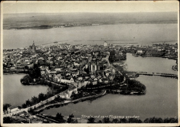 Ak Stralsund in Vorpommern, Luftaufnahme von  Stadtansicht, Gewässer, Landschaft