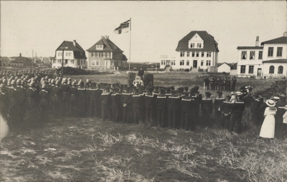 Zdjęcie kurortu Wangerooge nad Morzem Północnym, ceremonia zaprzysiężenia, marines, piechota morska, artyleria marynarzy