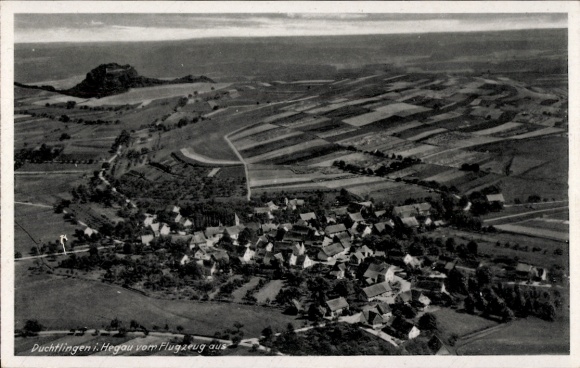 Ak Duchtlingen Hilzingen im Hegau, Luftaufnahme von  Hegau, beeindruckende Landschaft, keine Pers