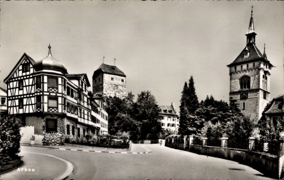 KP Arbon Canton Thurgau, widok na miasto z domami z muru pruskiego, wieżą, kościołem, drzewami i ulicą