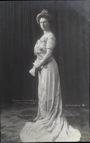 Postcard Duchess Victoria Adelheid of Saxe Coburg Gotha, standing portrait