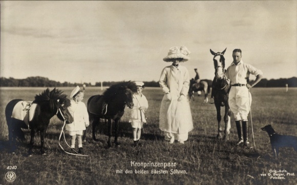 Postcard Crown Prince Wilhelm of Prussia and Crown Princess Cecilie, with their children Wilhelm and Louis