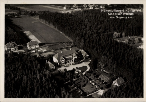 Ak Königsfeld in Sachsen, Luftaufnahme, Höhenluftkurort, Kindersanatorium, Wald, Felder