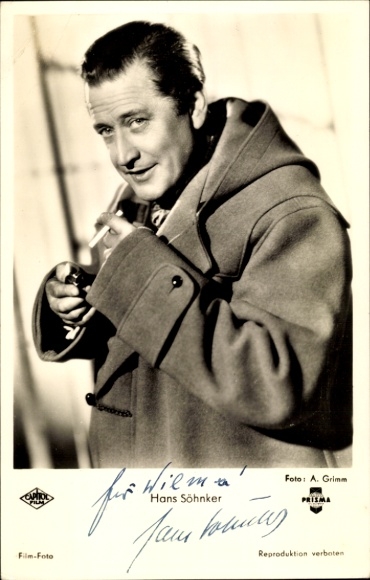 Postcard actor Hans Söhnker, portrait in coat, smoking, film A Life for Thurs, autograph