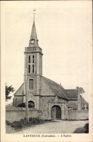 Ak Lantheuil Calvados, Kirche in  Calvados, Uhrturm, Steinhaus