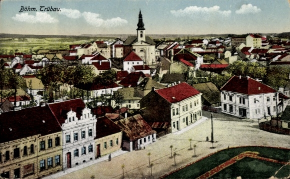 Ak Česká Třebová Böhmisch Trübau Region Pardubitz, Stadtansicht mit Kirche, Straßen und bunten...