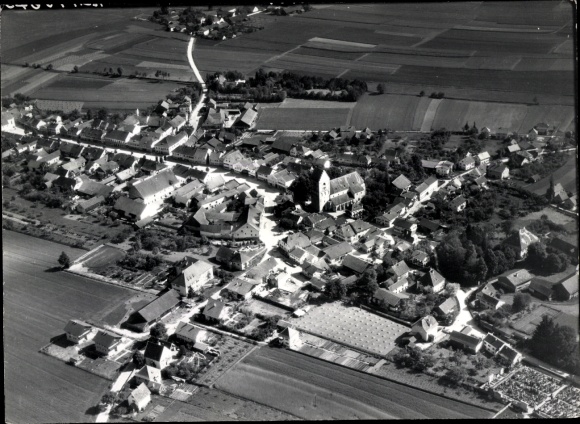 Ak Reisbach in Niederbayern,  kleiner Ort mit Kirche, viele Felder und ein paar Bäume sind zu ...