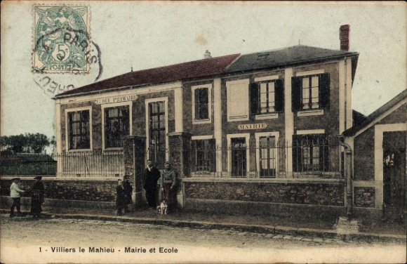 Postcard Villiers le Mahieu Yvelines, town hall and school, 5 postmen in the foreground, rural surroundings