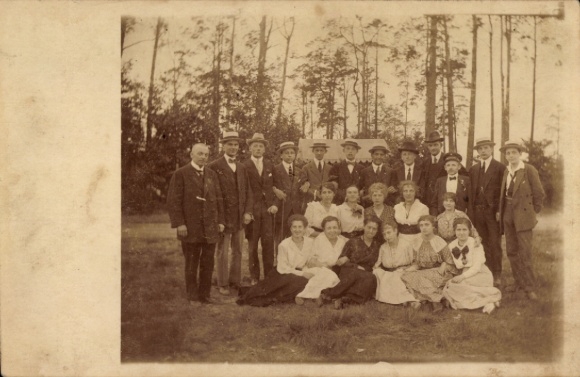 Photo Postcard Berlin Wilmersdorf Grunewald, group photo, women, men