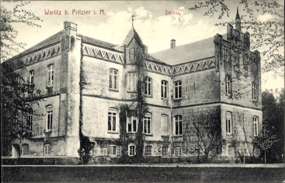 KP Warlitz w Meklemburgii, zamek, stara architektura, otoczony drzewami, fotografia czarno-biała