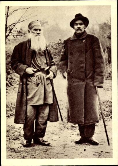 Postcard Russian writers Maxim Gorky and Leo Tolstoy, standing portrait