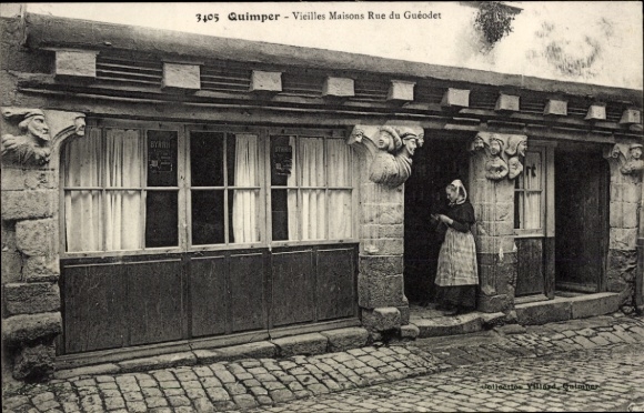 Postcard Quimper Finistère, Old Houses, Rue du Guéodet, person in the foreground, antique ambience