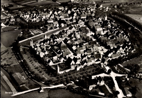Ak Berching in der Fränkischen Alb Oberpfalz, Luftaufnahme von   Stadt, viele Dächer, Landschaft