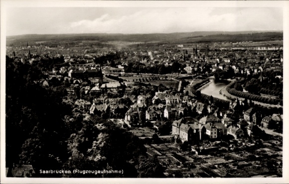 Ak Saarbrücken im Saarland, Flugzeugaufnahme von  Landschaft, Häuser, Fluss