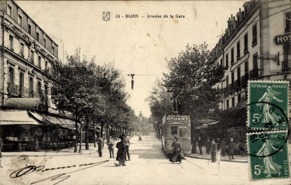 Postcard Dijon Côte d'Or, Avenue de la Gare, architecture, street view, people, shops