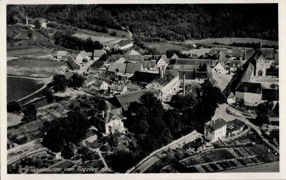 Ak Tückelhausen Ochsenfurt in Unterfranken, Luftaufnahme von  Gebäude, Landschaft