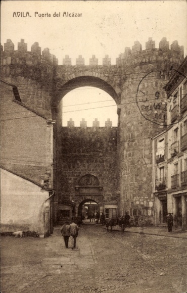 Ak Avila Kastillen und Leon, Puerta del Alcázar, historische Stadtmauer, zwei Personen auf der...