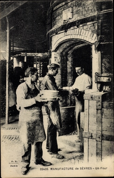 Postcard Sèvres Ville d&#39;Avray Hauts de Seine, National Porcelain Factory, an oven