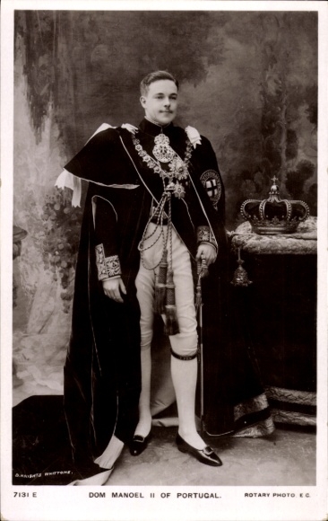 Postcard Dom Manoel II of Portugal, King Manuel II of Portugal, robe