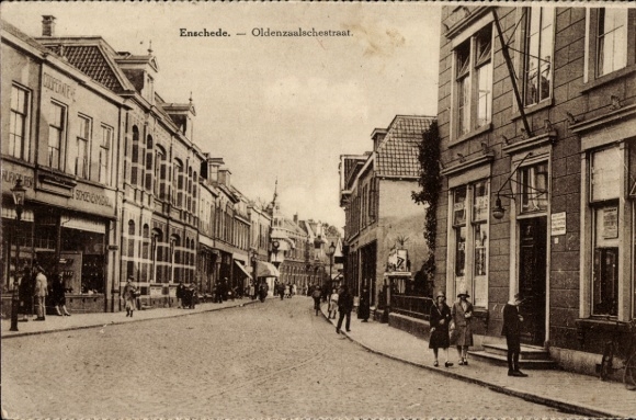 KP Enschede Overijssel Holandia, scena uliczna w Oldenzaalschestraat, budynki i ludzie