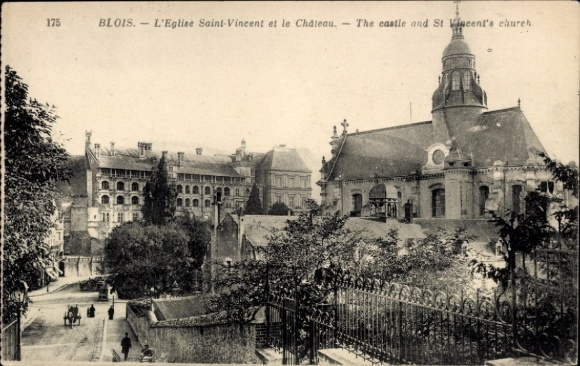 KP Blois Loir-et-Cher, widok na kościół Saint-Vincent, zamek, drzewa, ulicę