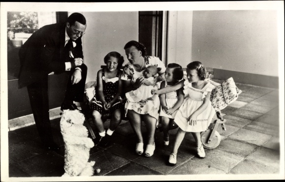 Postcard Queen Juliana of the Netherlands, Prince Bernhard, Princess Beatrix, Irene, Margriet, Christina