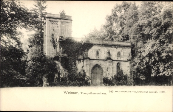 Ak Weimar in Thüringen,  Tempelherrenhaus, Schwarz-Weiß-Foto, Bäume im Vordergrund