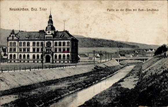 Ak Neunkirchen (Bezirk Trier) im Saarland, Partie an der Blies mit Bach-Schulhaus, Brücke