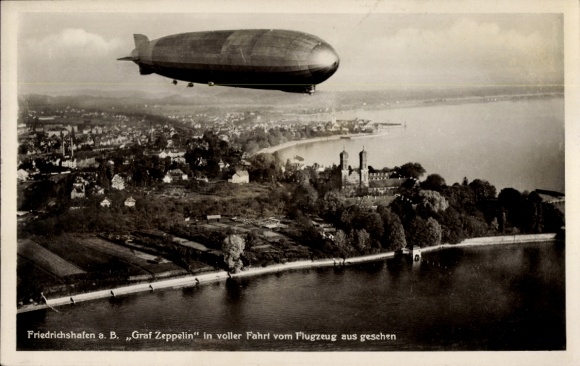 Ak Friedrichshafen am Bodensee, Luftschiff LZ 127 Graf Zeppelin in voller Fahrt, Fliegeraufnahme