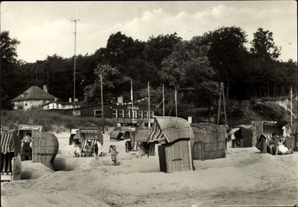 Picture Baltic Sea resort Kölpinsee on Usedom, beach chairs, children, buildings in the background, trees