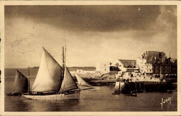 PC Concarneau Finistère, harbor, fishing boat returning