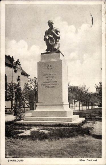 Postcard Saarlouis in Saarland, monument, statue of a man, inscription on the base, garden